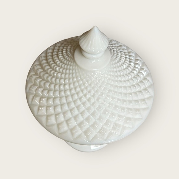 Vintage MCM Westmorland White Diamond Milk Glass Covered Pedestal Candy Dish - Picture 4 of 5